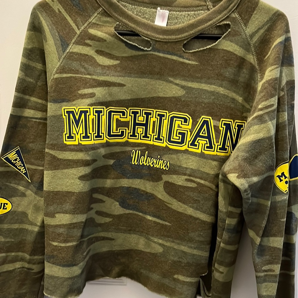 Green camo Michigan Wolverines cropped sweatshirt